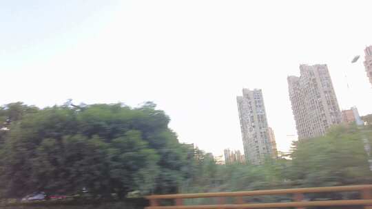 黄昏城市窗外风景树林和高楼