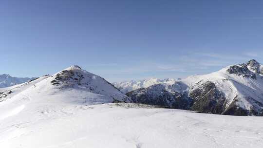 冬季雄伟的阿尔卑斯山白雪覆盖的山峰和山脊上的全景