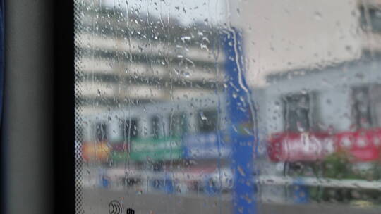 秋季下雨中岱庙古迹古建筑屋檐滴水雨中景色