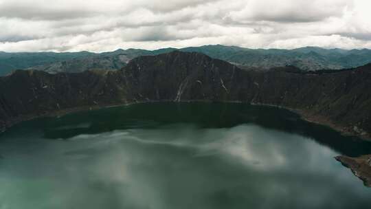 基洛托阿火山口泻湖，游客在厄瓜多尔欣赏风