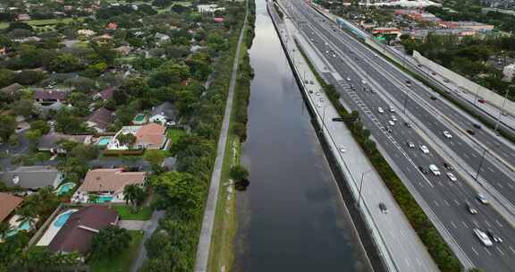 Fl种植园和595号高速公路之间的运河。空中4k无人机视频