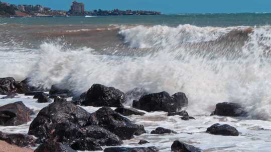 海浪撞击海滩上的岩石