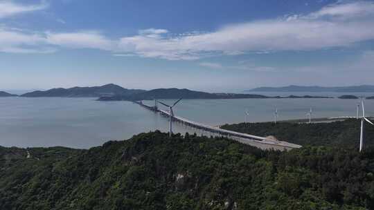 海上大桥与风力发电机全景