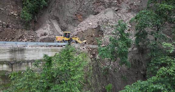 雨季泥水流塌方路段工程车抢修