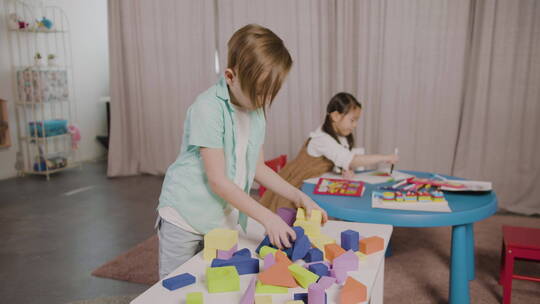 幼儿园里玩积木的孩子视频素材模板下载