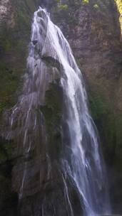 实拍湖面波光瀑布流水