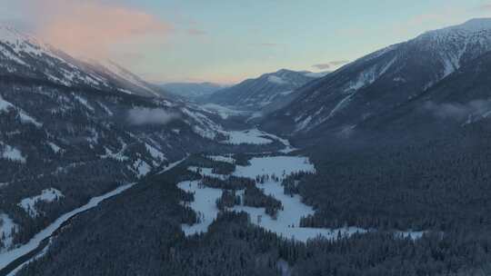 航拍黄昏的新疆喀纳斯河谷雪景