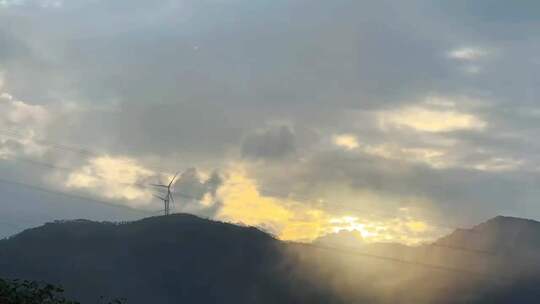 雨雾间山间日出