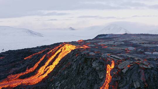 航拍流动的火山岩浆