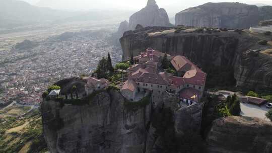 鸟瞰图——悬崖顶上的圣斯蒂芬修道院，俯瞰卡拉巴卡镇视频素材模板下载