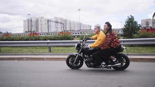 一男一女骑摩托车