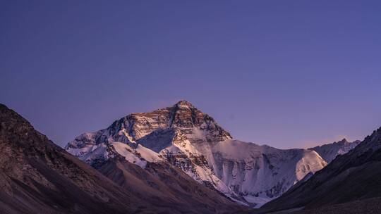 西藏日喀则定日珠穆朗玛峰日落金山延时4K视频素材模板下载