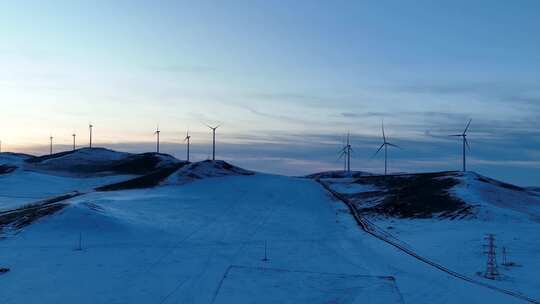 雪色山岭和风力发电场暮色