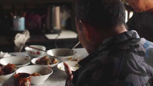 农村老人吃饭，农村生活纪实4k视频素材视频素材模板下载