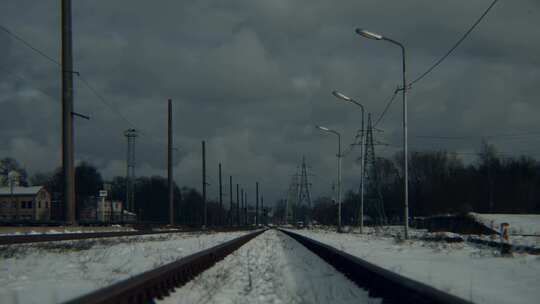 雪，黑暗，阴郁，铁路