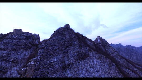 航拍长城 黎明 雪景 越过烽火台到悬崖峭壁