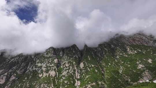 西藏山南地区雷热山