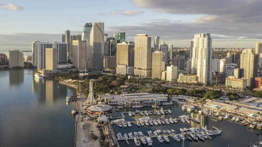 迈阿密市中心上空的空中超摄像