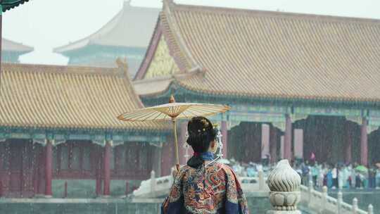 下雨天古装美女撑着油纸伞在故宫升格慢镜头