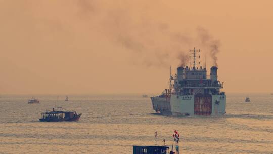 夕阳下海边海港货船停泊驳船广西北海