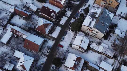 郊区积雪房屋的鸟瞰图