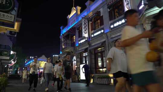 烟台朝阳街游客人山人海夜景