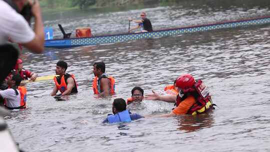 外国人划龙舟意外落水救援队紧急水上施救