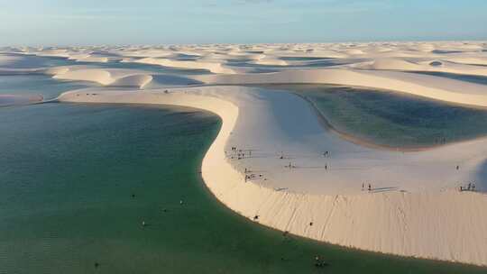 巴西标志性的雨水湖和沙丘。Lencois Maranhens巴西。