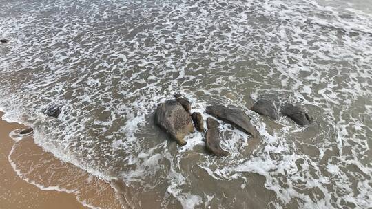 阴天海水沙滩航拍礁石海岸石头俯拍海上岩石