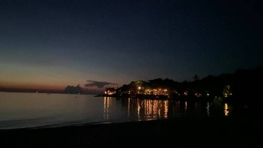 海边小岛夜景