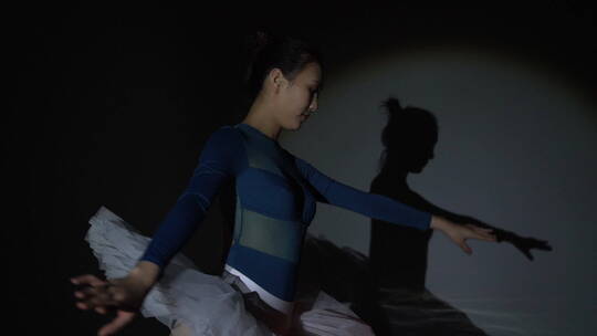 跳芭蕾舞的青年女人视频素材模板下载