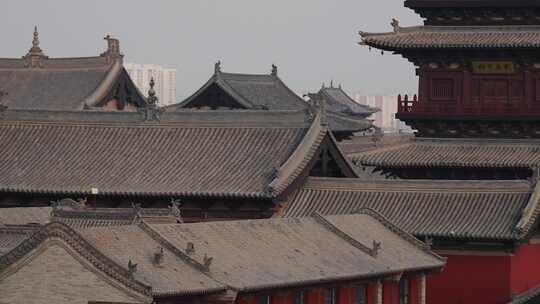 山西大同华严寺古建筑屋顶及精致雕饰的特写