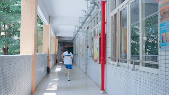 中学女生在学校教学楼走廊奔跑4k视频素材