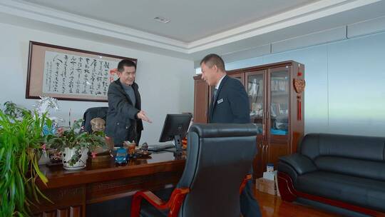 拜访客户商务洽谈达成合作签订合同谈判握手