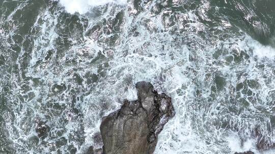 海浪俯拍海水拍打礁石特写浪花岩石潮水波浪