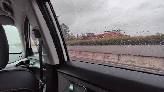下雨坐网约车乘客视角