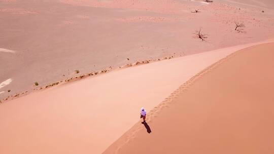 男子在崎岖的沙漠景观上徒步旅行