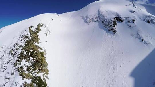 从陡峭的山上滑下的滑雪板运动员