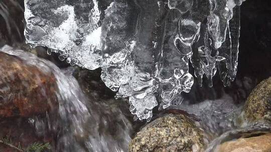 融化的冰和水流