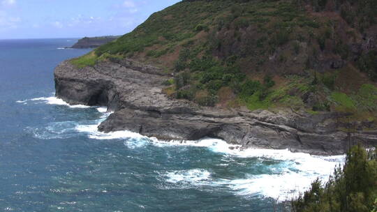 海浪冲击海岛悬崖