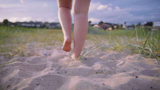一名孕妇在沙滩上行走的特写镜头