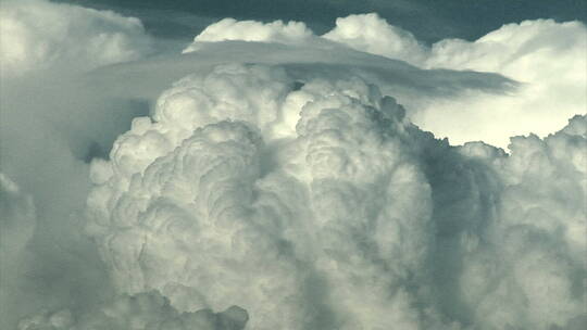 空中肆意翻涌的云团