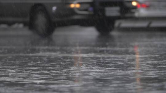 雨滴落在台北街头