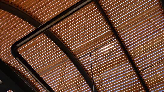 木制天花板低角度拍摄的景色