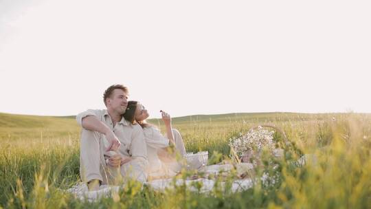 情侣在草地上浪漫野餐