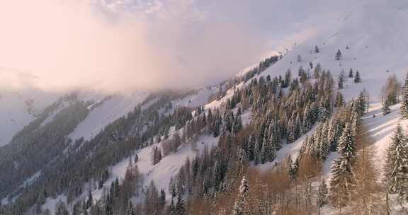 白雪覆盖的山脉上空的云层