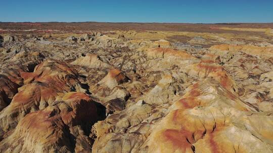 新疆昌吉州奇台魔鬼城戈壁荒野红色岩层