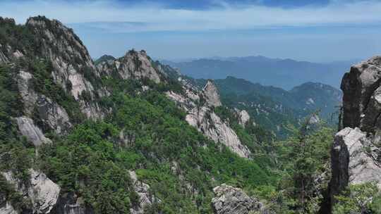 河南伏牛山山脉平顶山尧山层峦叠嶂的山峰