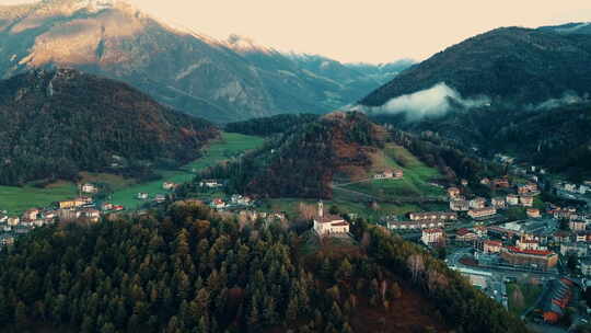 意大利阿尔卑斯山之间小城市的航拍镜头。