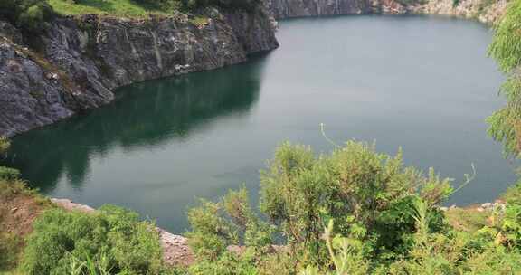 秀丽宕口清澈的湖水湖面 金坛柚山村